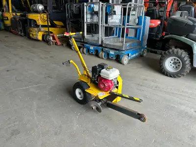 Trancheuse à essence Ground Hog, modèle T-4-H18 pouvant creuser des tranchées à 18 pouces de profond...