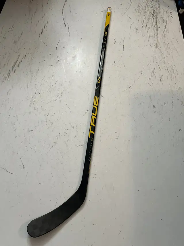 New True Catalyst 3X3 Marner Junior Hockey Stick 30 Flex Right in Hockey in Guelph - Image 2