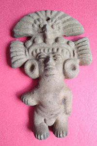 Une des 2 figurines plates terre cuite maya