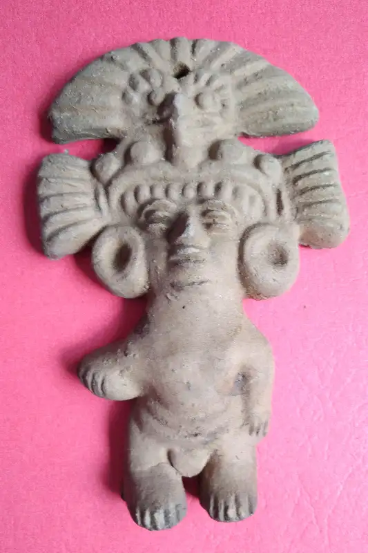 Une des 2 figurines plates terre cuite maya in Arts & Collectibles in Longueuil / South Shore - Image 2