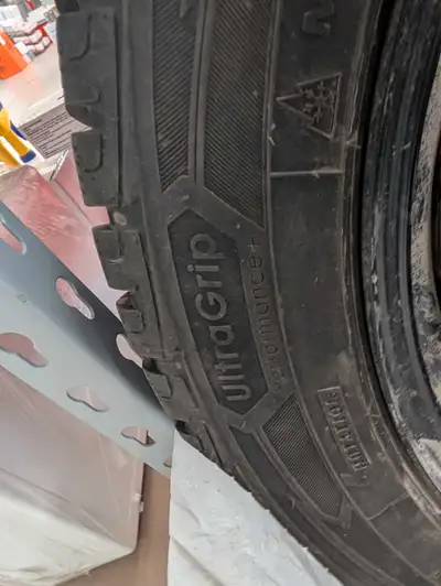 Pneu Goodyear Ultragrip Ice 215 55 r 17 avec TPMS , 5x 114.3 de bolts patern parfait pour véhicules...