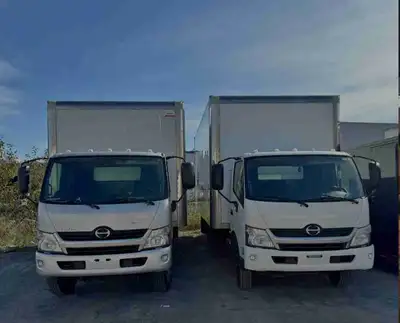 hino 195 , 20 pieds excellent etat inspection jusqua juillet 2026. pret pour travailler. freins ( di...