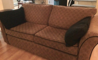 Deux grandes causeuses (sofas) à 100$ chacune