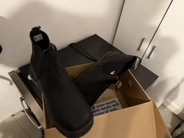 Blunstone safety work shoes size 10.5 brand new in Men's Shoes in Hamilton - Image 3