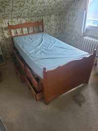 Base de lit simple en bois avec matelas