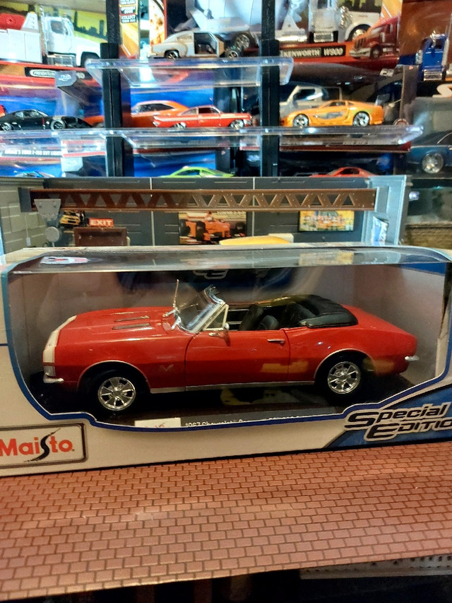 DIECAST CARS & TRUCKS 1:18 CAMARO  in Toys & Games in Hamilton - Image 2