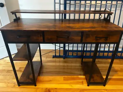 Bureau de travail état neuf avec 3 prises 110v et 2 USB