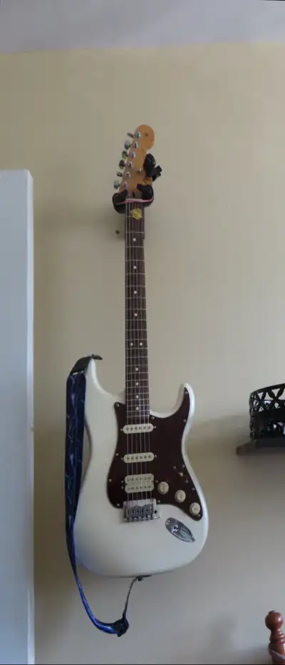 Strat absolument neuve - raison de la vente = santé. Made in USA - 2 monos et un humbocker - Comme t...