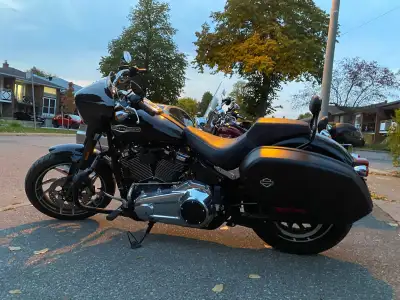 2018 Harley-Davidson Sport Glide FLSB | Only 2,750 KM For sale is a 2018 Harley-Davidson Sport Glide...