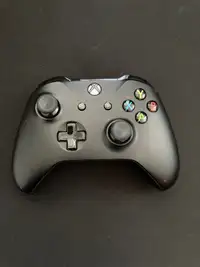 Xbox Wireless Controller (Batteries Included)