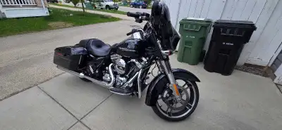 2015 Street Glide Special. Stage 1 screaming eagle air filter. Reinhart exhaust. Bike Cover and batt...