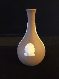 RARE WEDGWOOD TAUPE BROWN JASPERWARE BUD VASE SEASHELL DESIGN 