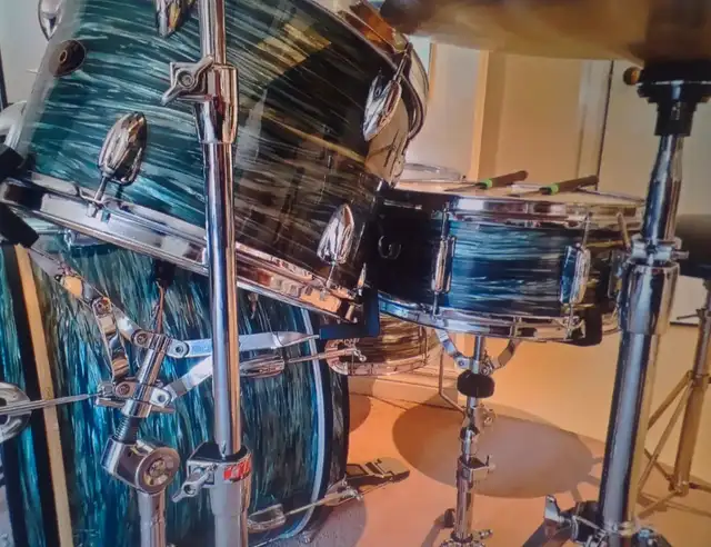 Vtg 1960's 4pc Turquoise Oyster Pearl Drum Kit - Time Capsule A+ in Drums & Percussion in London - Image 4