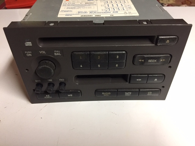 SAAB - Original Double Din Car Stereo in Audio & GPS in Hamilton - Image 2