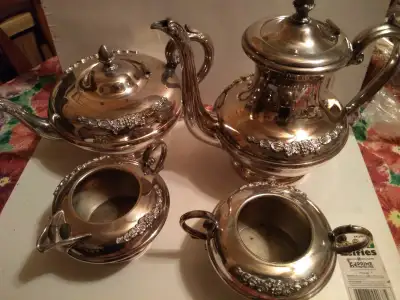 Si l'annonce est encore sur le site, c'est encore disponible Service à thé / café plaqué argent // T...