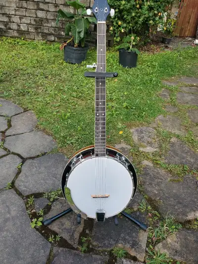 Magnifique banjo 5 cordes, tres beau son. Comme neuf, n'a servi que pour de la pratique.