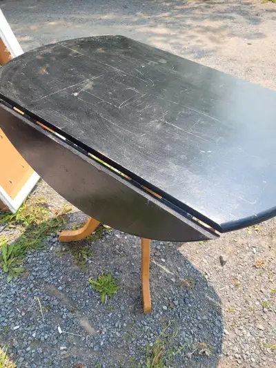 In good condition Can come with 2 chairs