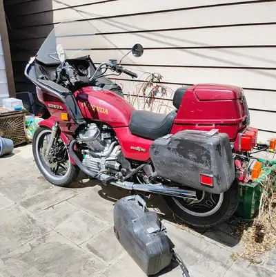 Honda GL500 Silver Wing Interstate Year: 1981 Power: 50hp @ 9,000rpm (claimed) Top Speed: 110mph Eng...