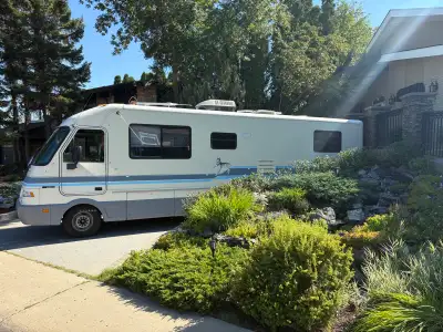 Less than 80,000 km. Ford 460 cubic inch fuel injected with 3 speed overdrive transmission. Lots of...