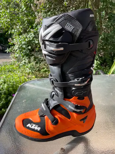 Mint Condition Worn 2 times Still in box Alpinestars Tech 7 moto/ sumo boots SIZE 9 $350 OBO Open to...