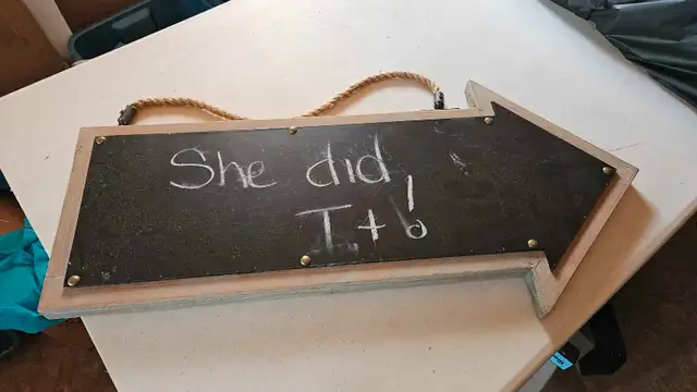 Chalkboard Arrow Sign in Home Décor & Accents in Edmonton - Image 2