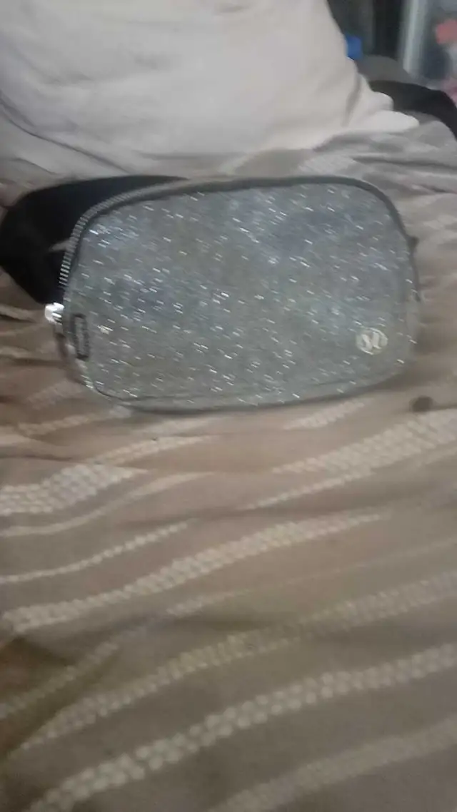 lulu lemon purse in Women's - Bags & Wallets in City of Toronto - Image 3