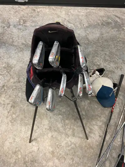 Bâtons de golf droitier Ben Hogan, blade, de fer 4 à PW, très bon état! 225$ négociable!