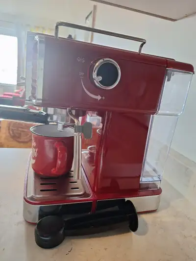 Cafetiere à expresso rouge servi 2 fois seulement., View more