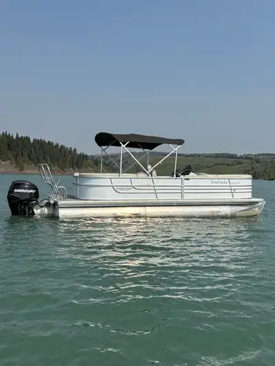 2014 start craft tri toon with lifting strakes and a 200hp Verado, Unlike most pontoon boats this on...