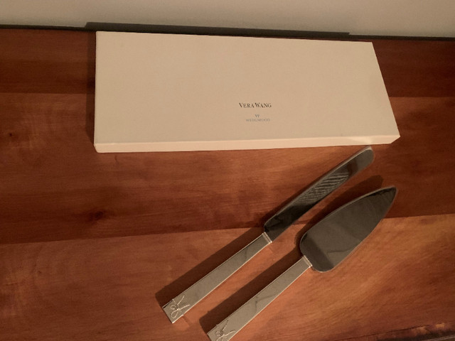 Vera Wang Cake Knife & Trowel Set - Brand New in Kitchen & Dining Wares in Barrie
