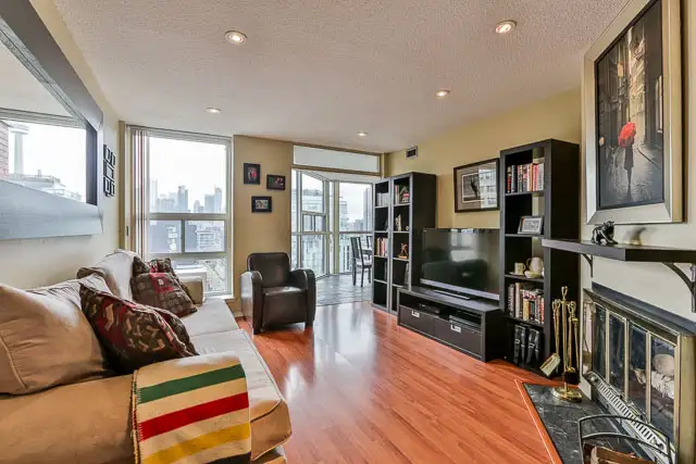 2Bds 2Bth Den Parking King & Bathurst - Available 1 March