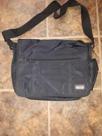 Laptop bag in excellent condition as rarely used measures 18 x 13 1/2 Carry strap which is adjustabl...