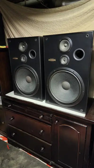 Pioneer loud Speakers - 15'' subwoofers!! CS-G405 vintage towers -good working speakers, all drivers...