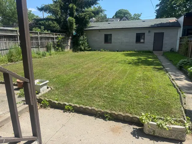 Scarborough, East York and Leaside Grass Cutting in Lawn, Tree Maintenance & Eavestrough in City of Toronto - Image 9