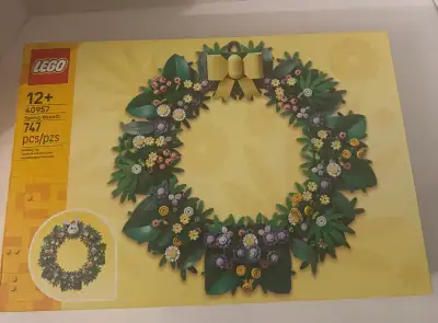 Spruce up your home with this brand-new Lego Spring Wreath! This charming set includes 747 pieces to...