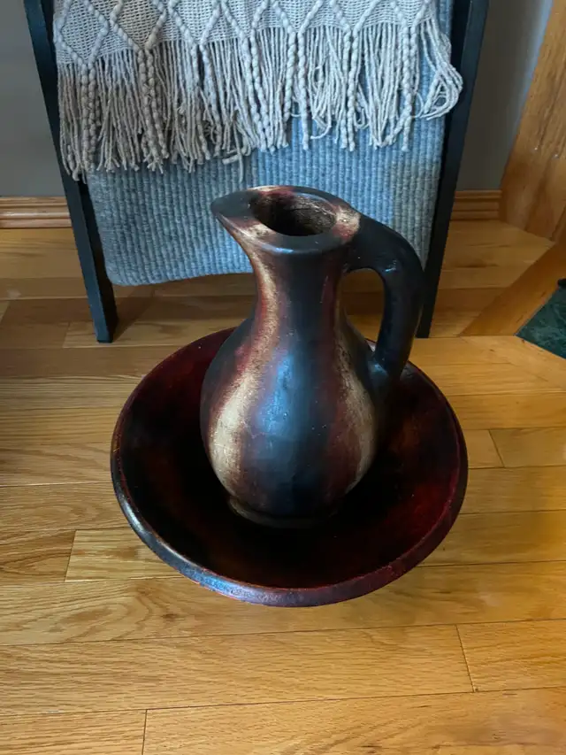 Ceramic bowl/pitcher set in Signal Hill SW
