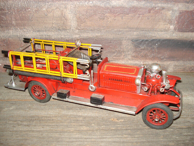 Pompier en métal de 12 pouces. dans Art et objets de collection  à Granby
