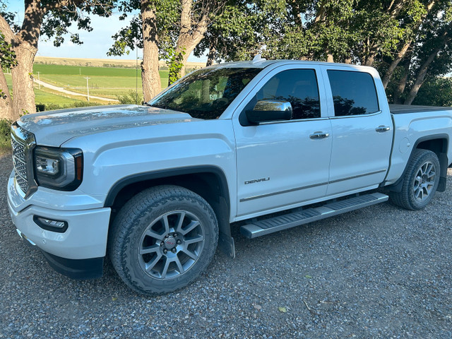 2017 gmc Denali  in Cars & Trucks in Lethbridge - Image 2
