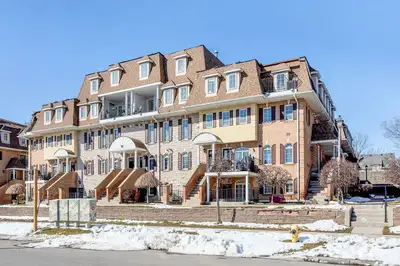 1 bedroom for rent in a 4 bedroom townhouse in Toronto western Access to all space available in the...