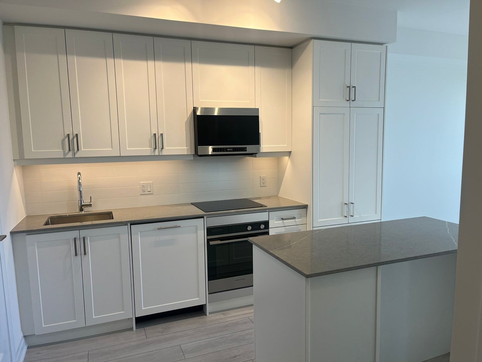 Beautiful 1 Bedroom + Large Den 5