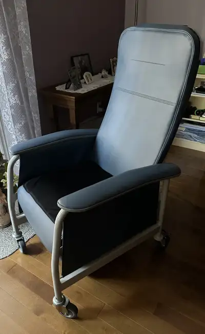 Fauteuil  LUMEX et coussin anti-plaies, View more