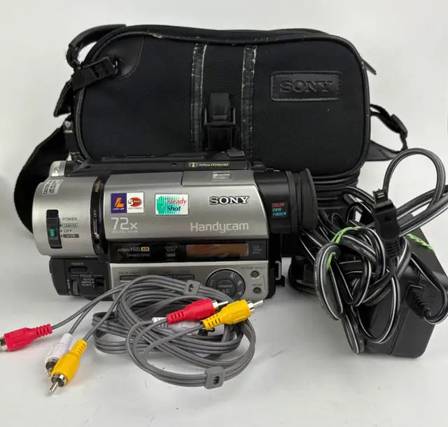 Sony Handycam CCD-TR940 in Cameras & Camcorders in Winnipeg - Image 2