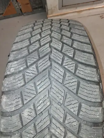 4 pneus d'hiver 195/65 R15 monté sur Rim ( toyota prius plug-in 2013 ), presque neuf = 7/32 (5000 KM...