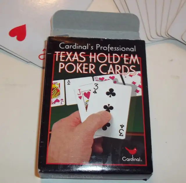 200 Chips Poker Set:  Case, 2  Card Decks,5 Dice. Dealer Button in Toys & Games in Brantford - Image 9