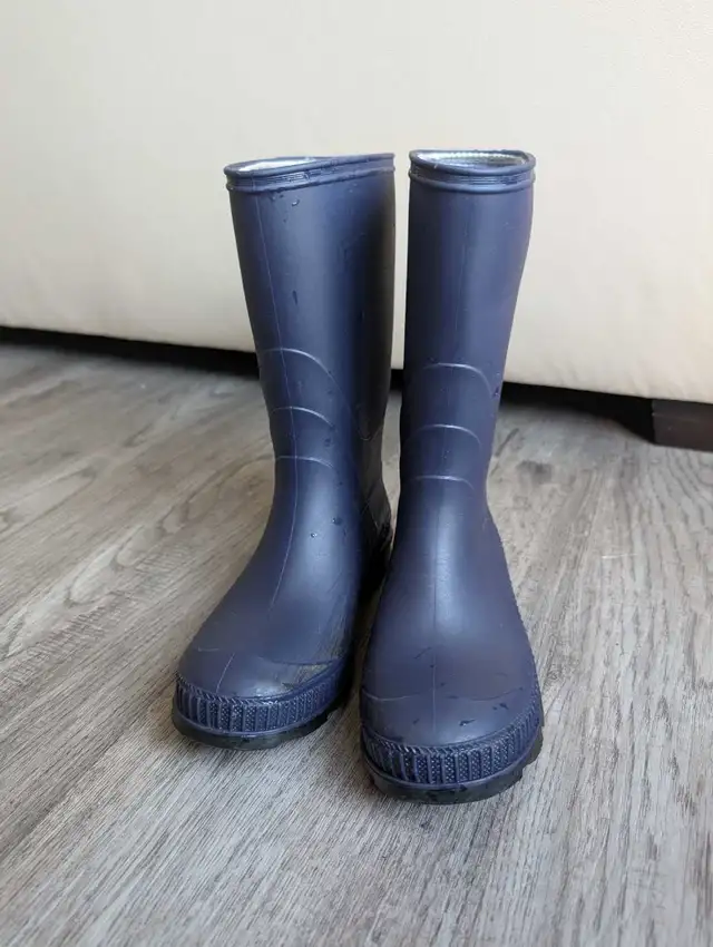 Kamik kids size 1 rubber boots in Kids & Youth in Ottawa - Image 4