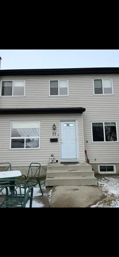 3 bedroom, 1 bathroom townhouse with small yard. Safe, quiet neighborhood. Close to school and mall....