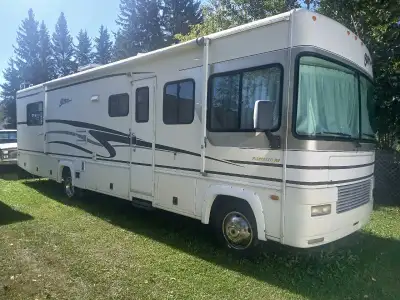 35 ft 2002 storm motorhome v10 Triton with low milage, slide, rear bedroom with wardrobe closet, lar...