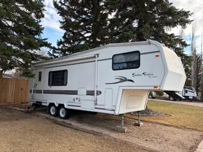 1998 Golden Falcon 25 MGT Fifth Wheel, measures 26.5 FT. Bright, clean camper with queen bed and hid...