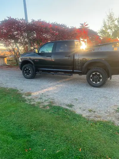 2017 ram power wagon in excellent condition black with 6.4 hemi crew cab