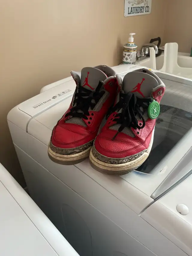 Jordan 5  size 10 Grape Jordan 3 fire red size 9.5 in Men's Shoes in Mississauga / Peel Region - Image 3